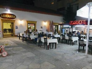 Se sirven desayunos, almuerzos y cenas; cocina turca