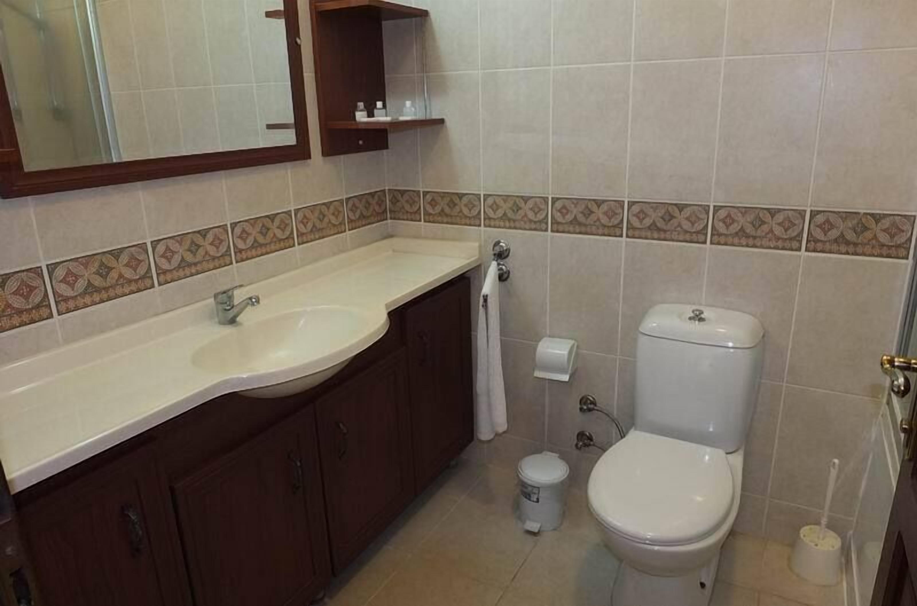 bathtub, deep-soaking bathtub, free toiletries, hair dryer