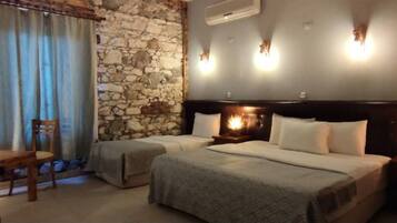 Safe på rommet, skrivebord, strykejern/-brett og wi-fi (inkludert)