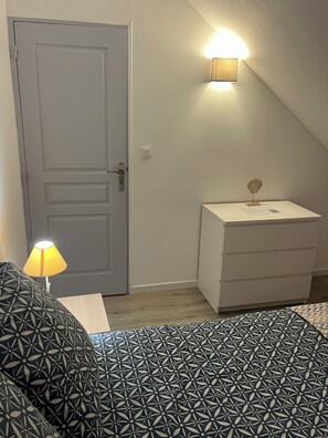 2 chambres, bureau, fer et planche Ă repasser, lit parapluie