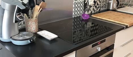 Réfrigérateur, four à micro-ondes, un four, surface de cuisson