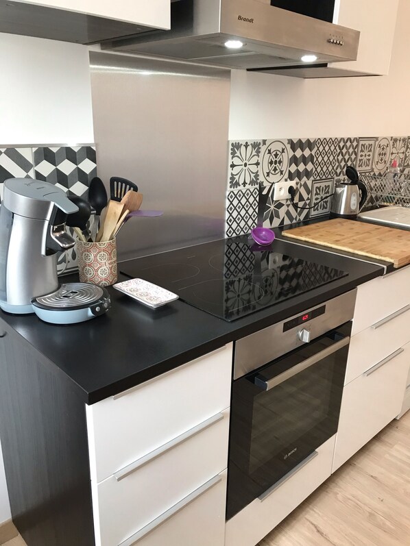 Réfrigérateur, micro-ondes, four, plaque de cuisson