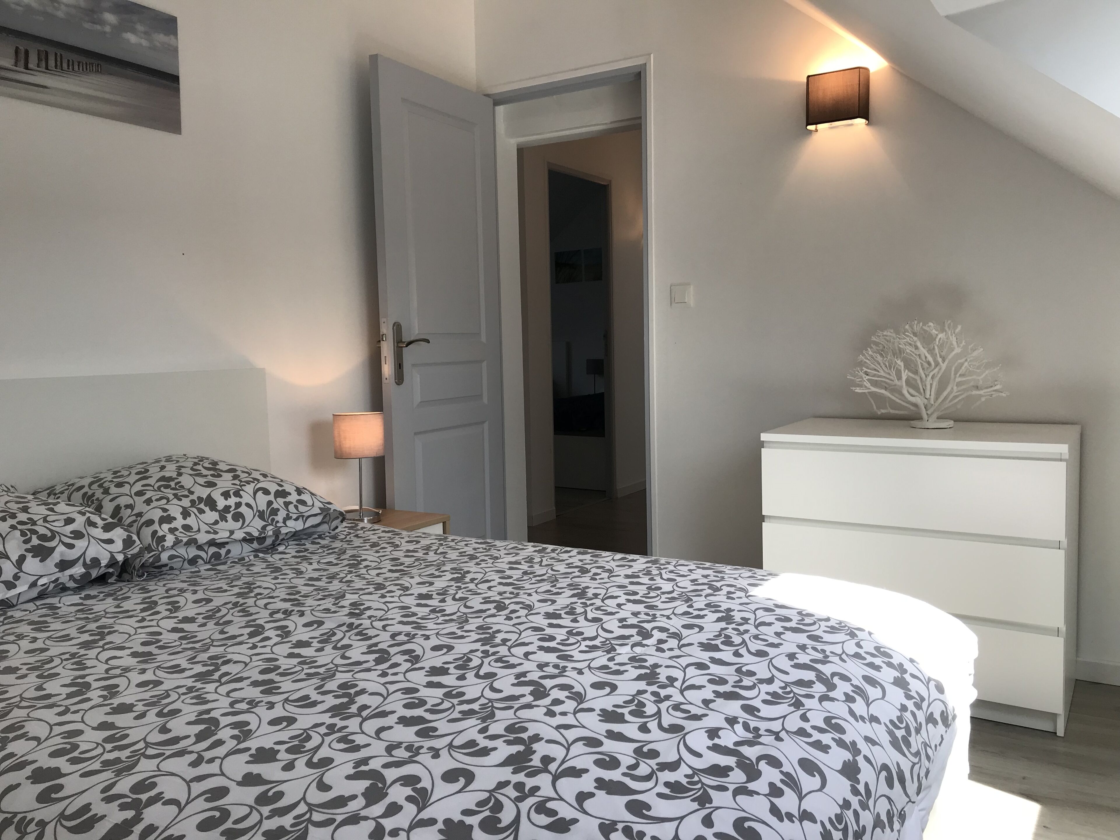 2 quartos, escrivaninha, ferros/tábuas de passar roupa, berço de viagem