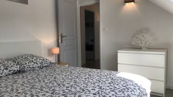 2 chambres, bureau, fer et planche à repasser, lit parapluie