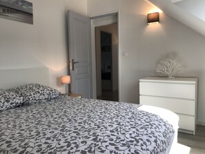 2 sovrum, skrivbord, strykjärn/strykbräda och resesäng