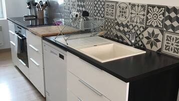 Réfrigérateur, micro-ondes, four, plaque de cuisson