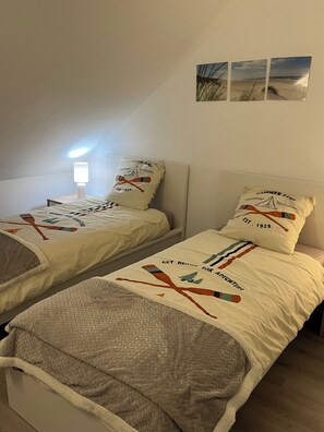 2 habitaciones, escritorio y tabla de planchar con plancha 