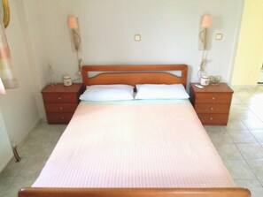 3 chambres, bureau, chambres insonorisées, fer et planche à repasser