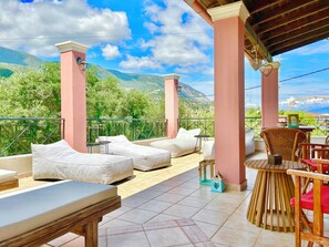Outdoor dining - Villa Valia Seaside (Superior Beach Level Villa) (Ipsos)