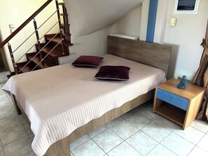 3 bedrooms, desk, soundproofing, iron/ironing board
