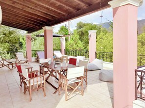 Outdoor dining - Villa Valia Seaside (Superior Beach Level Villa) (Ipsos)