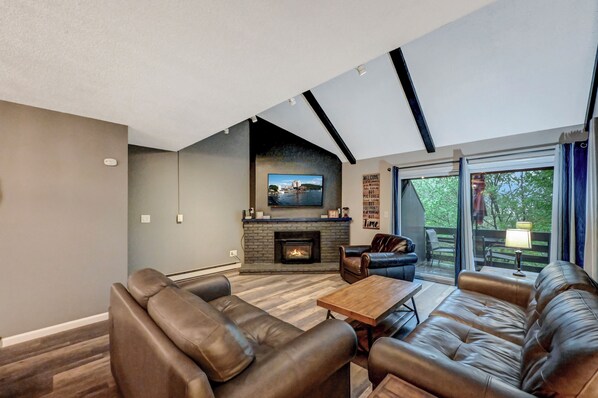 Smart TV, fireplace, Netflix, DVD player - Ski On/Off Camelback,Snowtubing,Pool,Waterparks,Paintball,Casino,Tennis,Zip-Line (Tannersville)