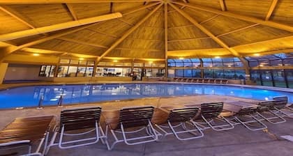 * Ski-On / Off, 5 minuutin kävelymatka rinteille, lumiletkut, Aquatopia ja Kalahari, kasino, uima-allas