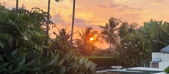 The Palm House, Luxury 5 bedrooms villa with 40m infinity pool & dedicated staff