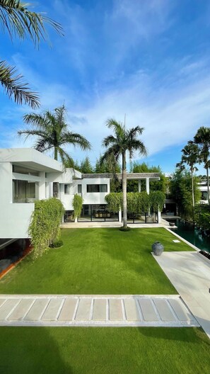 Property grounds - The Palm House, Luxury 5 bedrooms villa with 40m infinity pool & dedicated staff (Canggu)