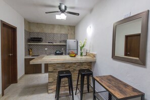 Fridge, microwave, stovetop, coffee/tea maker - Studio w/shared plunge pool, Netflix, etc. .9 mi. from central sq. (Merida)