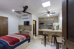 Iron/ironing board, free WiFi, bed sheets - Studio w/shared plunge pool, Netflix, etc. .9 mi. from central sq. (Merida)