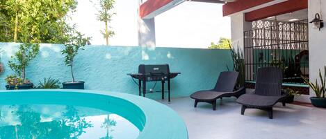 Una piscina al aire libre