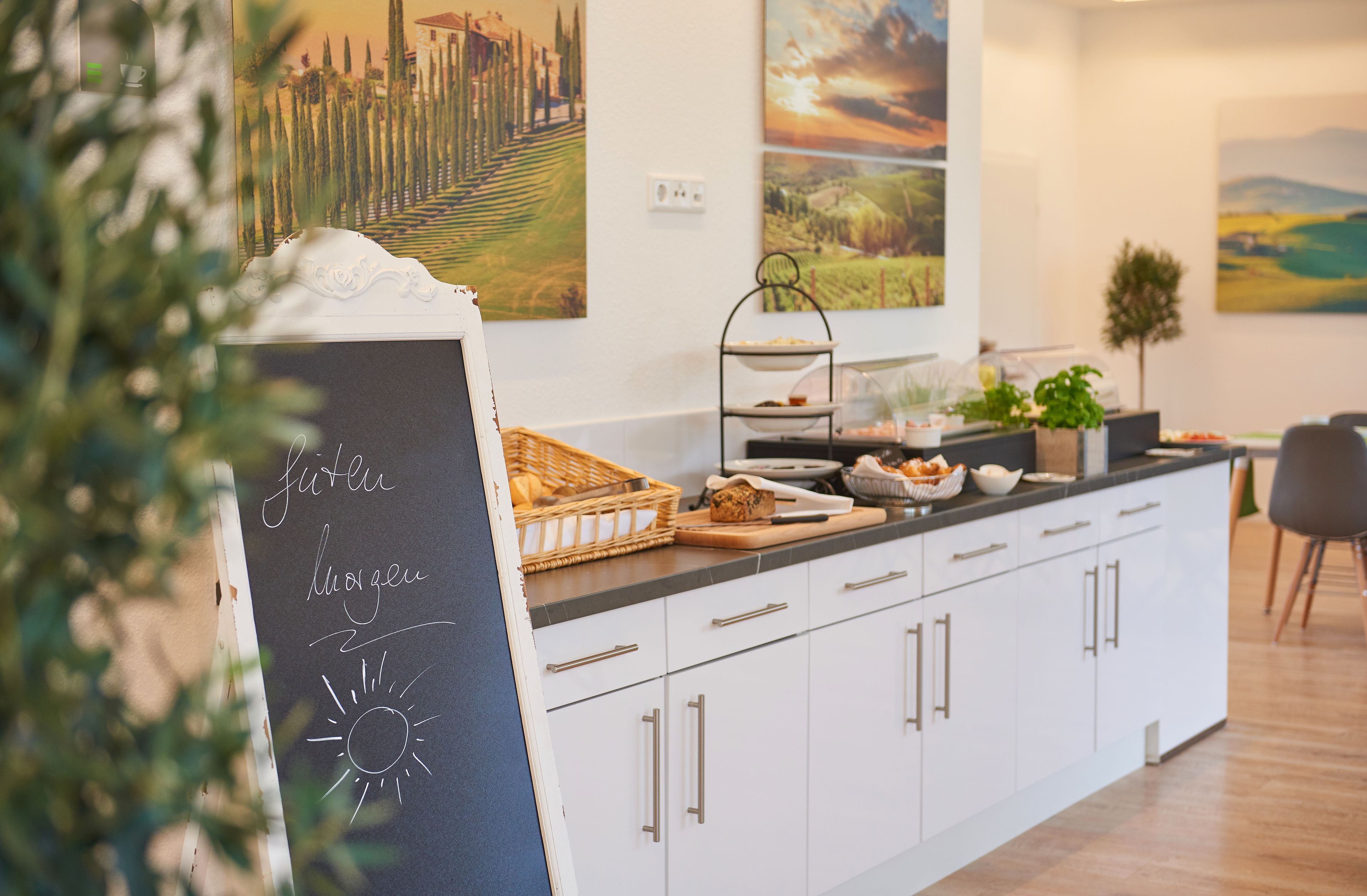 Bữa sáng buffet hàng ngày (10.00 EUR/mỗi người) 