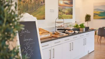 Tägliches Frühstücksbuffet (10.00 EUR pro Person)