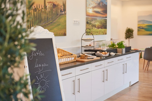Tägliches Frühstücksbuffet (10.00 EUR pro Person)