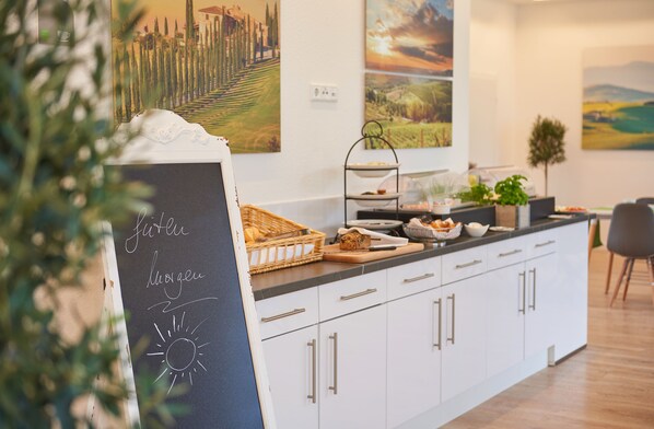 Petit déjeuner buffet (10.00 EUR par personne)