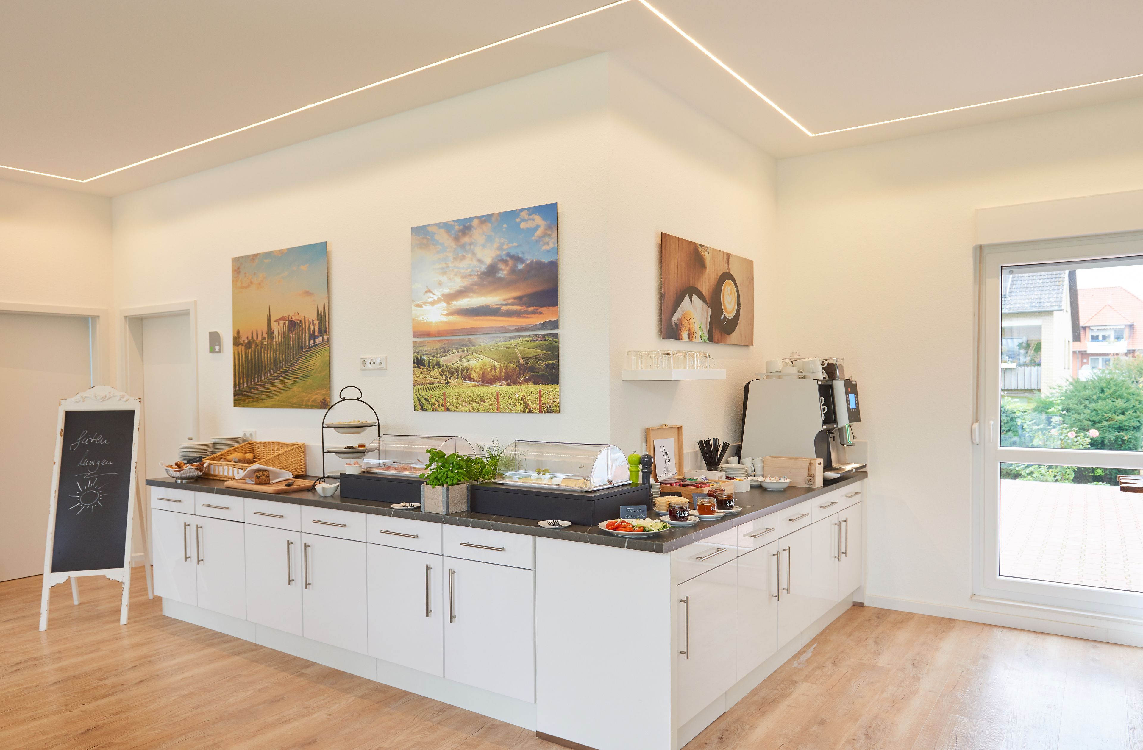 Tägliches Frühstücksbuffet (10.00 EUR pro Person)