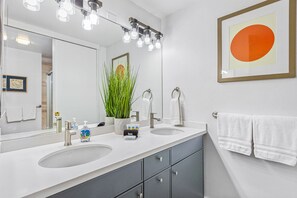 Shower, towels - 2050 sqft Oceanfront Penthouse Sands of Kahana 392 (Lahaina)