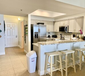 Jääkaappi, mikroaaltouuni, uuni, liesi