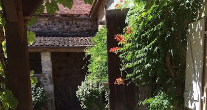Maison idyllique en pierre, ensoleillée, orientée sud, charmante et isolée.