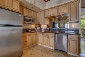 Refrigerador, microondas, horno, placa de cocina