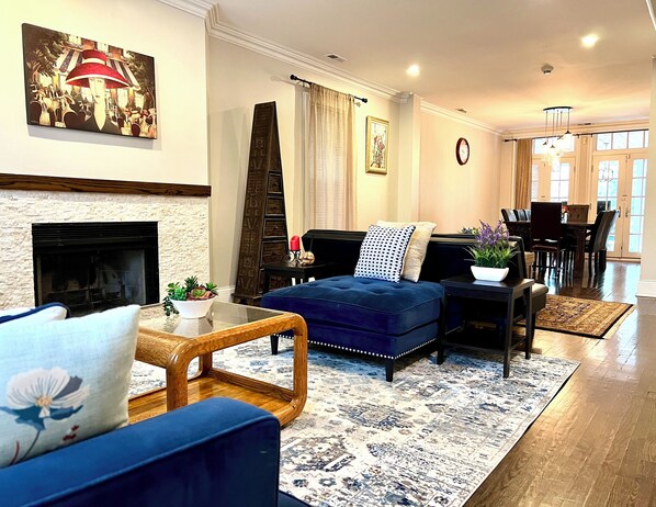 Smart TV, chimenea y libros 
