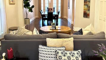 TV connectée, cheminée, livres