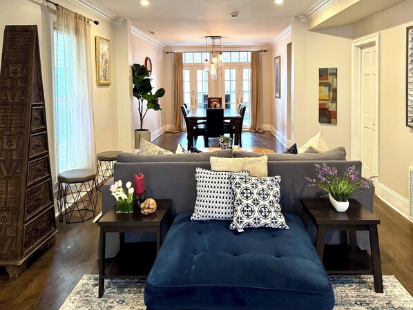 Una Smart TV, una chimenea, libros