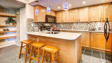 Coffee/tea maker, fridge, microwave, oven