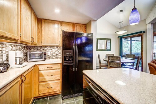 Remodeled Mountain Condo/Pool and Hot Tub Access/On Shuttle Route to Lifts