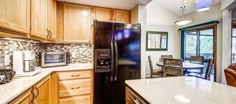 Remodeled Mountain Condo/Pool and Hot Tub Access/On Shuttle Route to Lifts