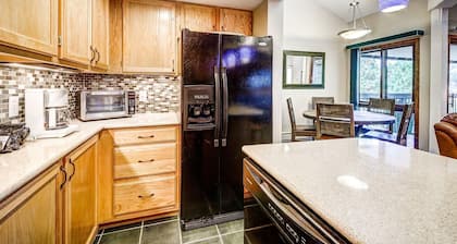 Remodeled Mountain Condo/Pool and Hot Tub Access/On Shuttle Route to Lifts