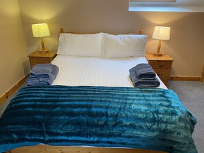 1 bedroom, iron/ironing board, WiFi, bed sheets - Wood fired Hot Tub (Ballachulish)