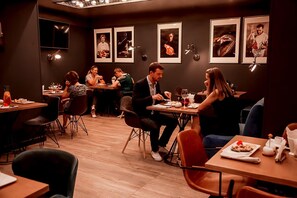 Petit déjeuner et dîner servis sur place, spécialités Cuisine russe