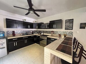 Refrigerador, microondas, cafetera y tetera y tostadora 