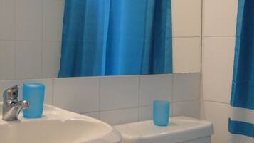 Duschwanne, Handtücher, Seife, Shampoo