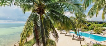 << WINDSWEPT PALMS @ THE BEACH >> Oceanfront / Pool & Jacuzzi + LAATSTE KEY SERVICE ...