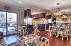 Dining - 314B Harbor View, Steps to the Beach, Free Wifi, Marina Del Mar 314B (Oceanside)