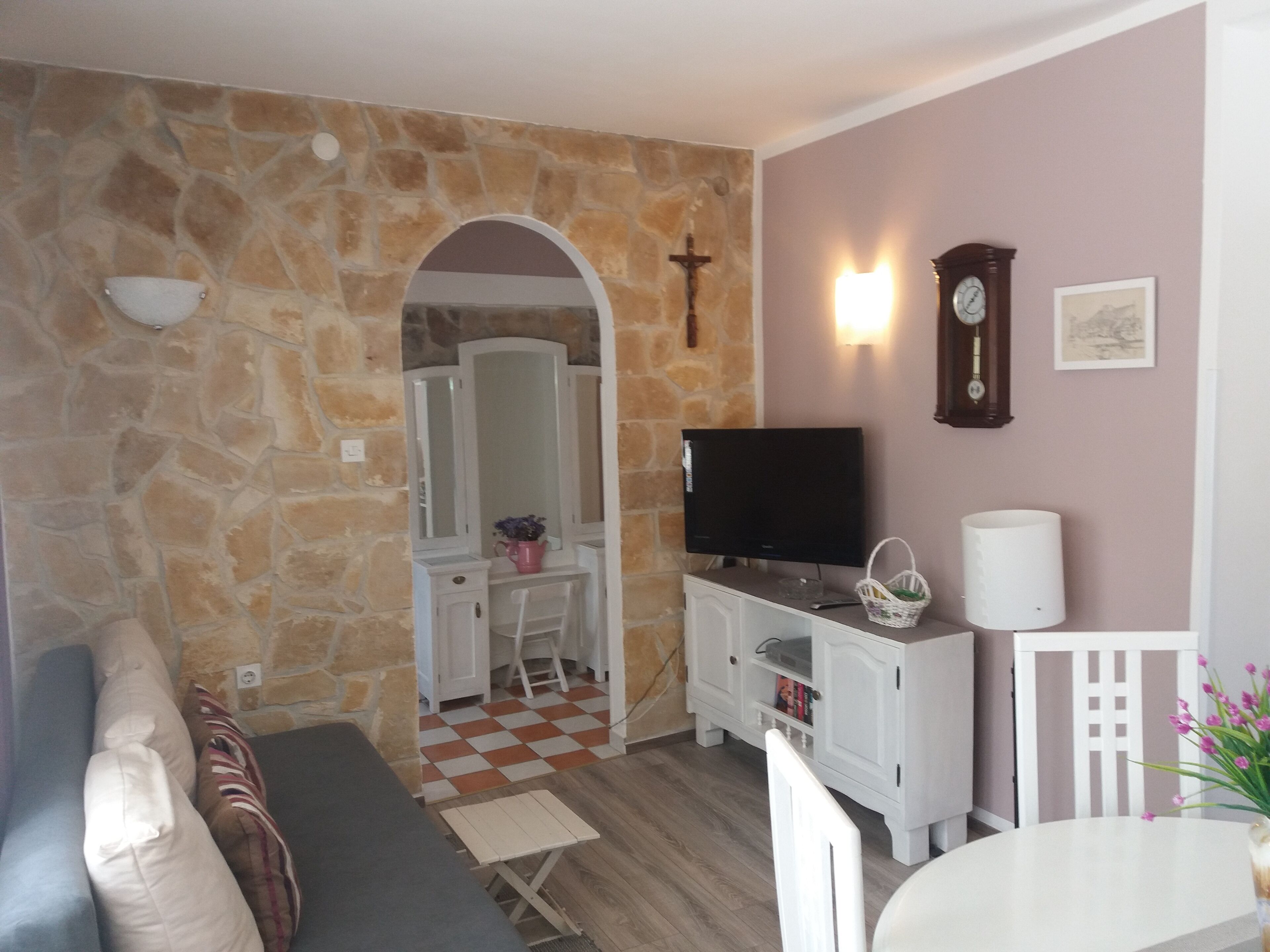 Een televisie, boeken en een stereo