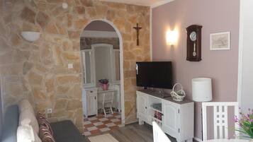 Een televisie, boeken en een stereo