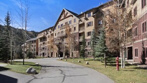 Un immeuble à plusieurs étages, doté d’une façade en pierre, de nombreux balcons et d’une cour intérieure.