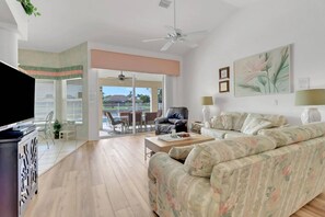 Smart TV - Fresh Water Canal View, Heated Pool, Free Bikes & Over $125 of Free Daily Activities! (Cape Coral)