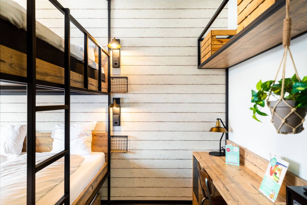 ห้องแฟมิลี่ (Bunkhouse Room 6) | ตู้นิรภัยในห้องพัก, โต๊ะทำงาน, ห้องเก็บเสียง, เตารีด/โต๊ะรีดผ้า