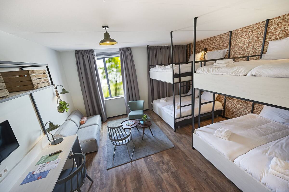 ห้องแฟมิลี่ (Farmhouse Room 8) | ตู้นิรภัยในห้องพัก, โต๊ะทำงาน, ห้องเก็บเสียง, เตารีด/โต๊ะรีดผ้า